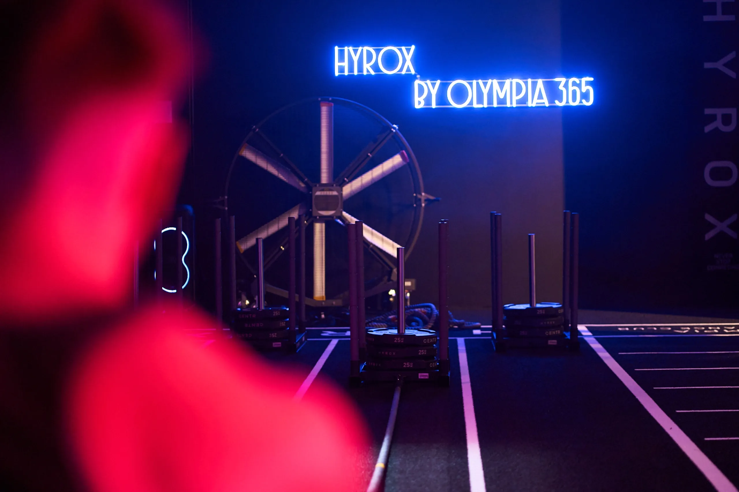 Neon-Schild auf der Trainingsfläche von OSF 365