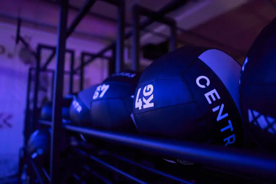 Wall Balls im Regal auf der Trainingsfläche von OSF 365