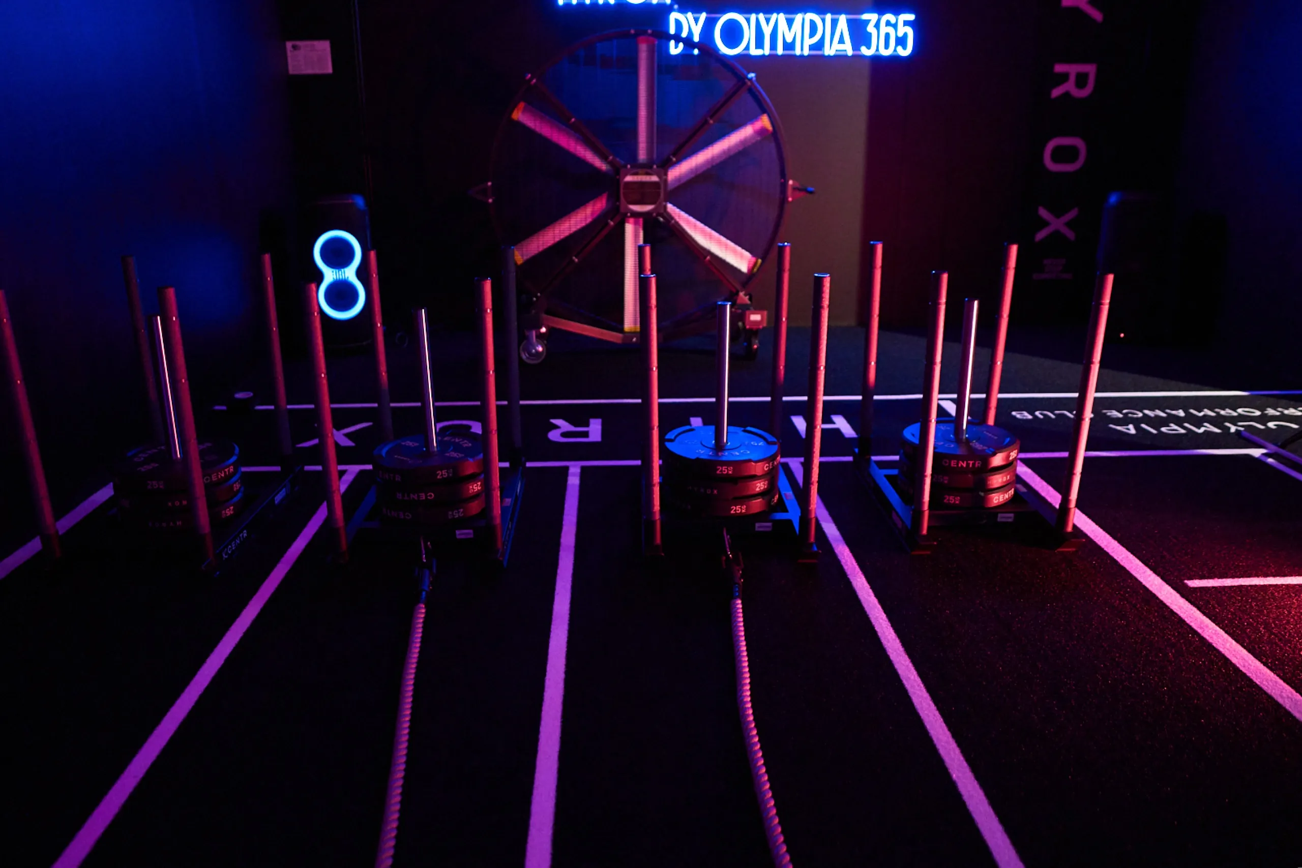 Sled-Bahnen mit Neonbeleuchtung auf der HYROX Trainingsfläche bei OSF 365