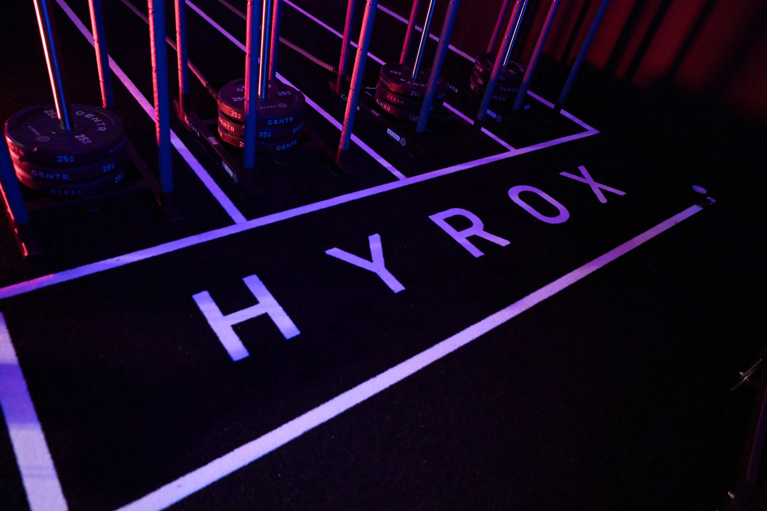 HYROX Schriftzug auf dem Studioboden bei OSF 365