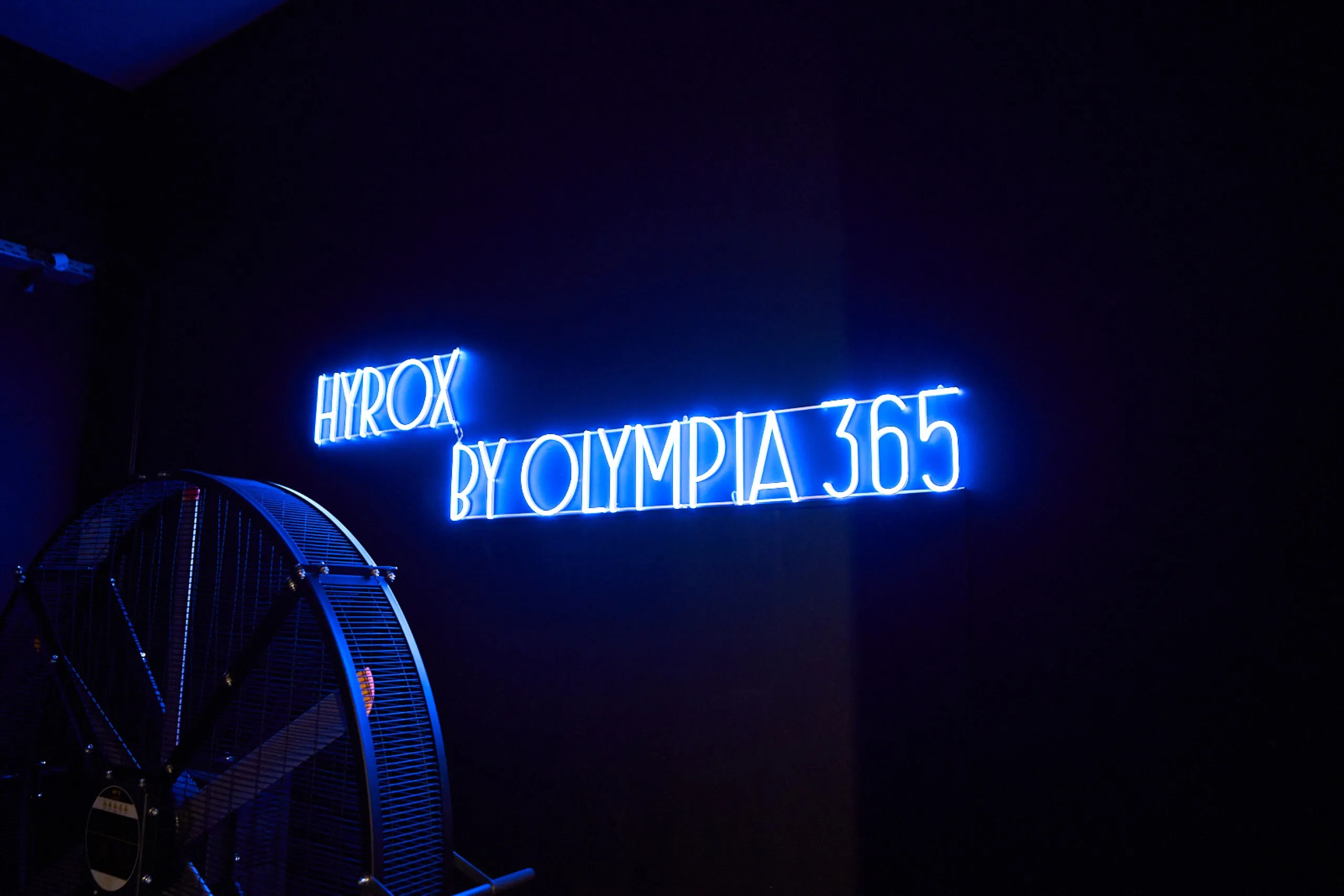 Neonschild HYROX by Olympia 365 im Studio in Halsenbach