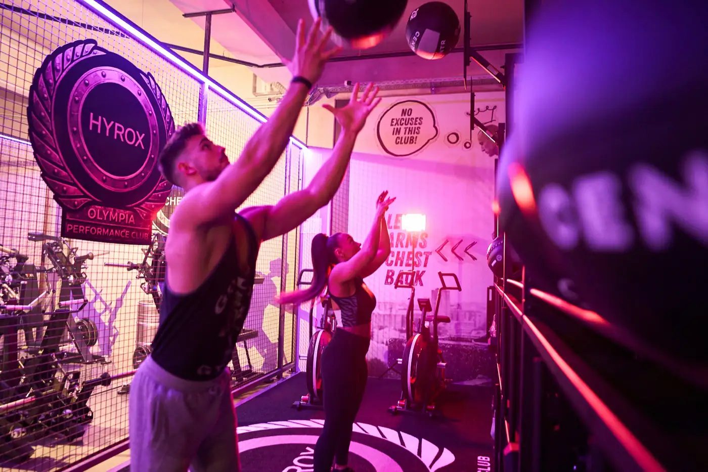 Athletin wirft den Wall Ball an der achten HYROX Station bei OSF 365