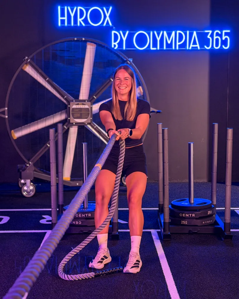 Anne vor dem HYROX Neonschild bei OSF 365