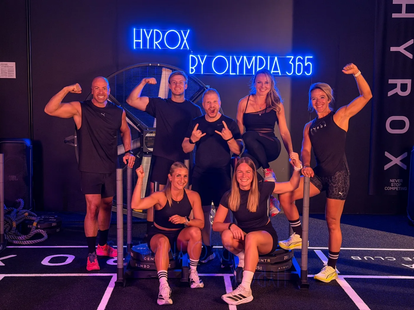 Das Team von OSF 365 vor dem HYROX Neonschild in Halsenbach