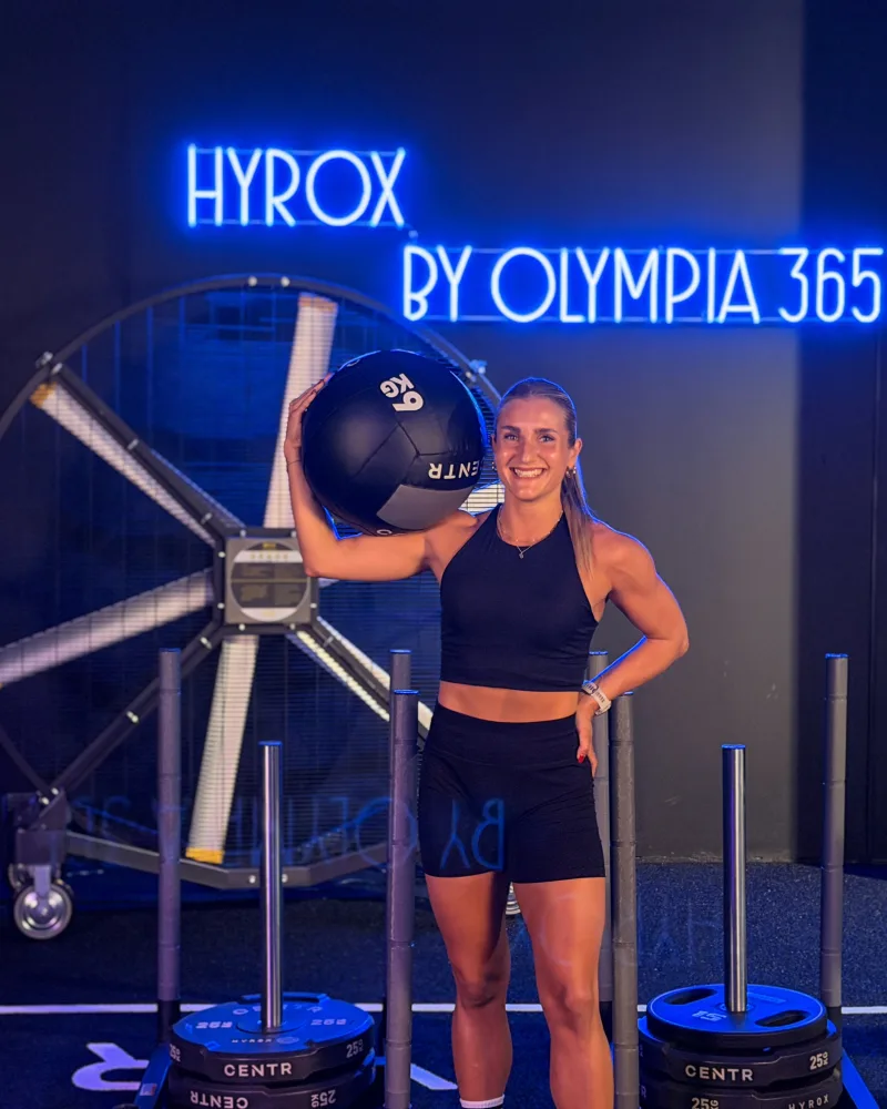 Susanna vor dem HYROX Neonschild bei OSF 365